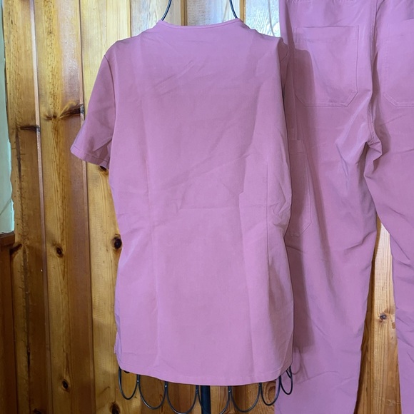 Mauve fig set FIGS Yola Scrub Pants 2 piece set catalina top XS/SM - Picture 9 of 15
